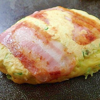 豆苗とキャンディーチーズとベ一コンのお好み焼